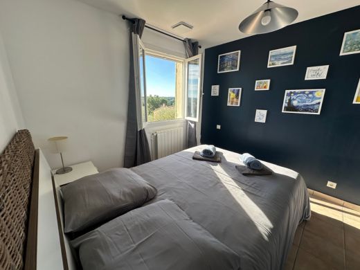 Chambre à l'étage de la villa, équipée d'un lit double de 140 cm et d'une armoire intégrée, offrant un espace cosy et fonctionnel.