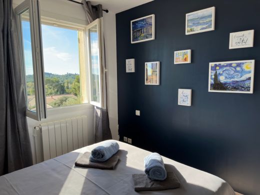 Chambre à l'étage de la villa, équipée d'un lit double de 140 cm et d'une armoire intégrée, offrant un espace cosy et fonctionnel.