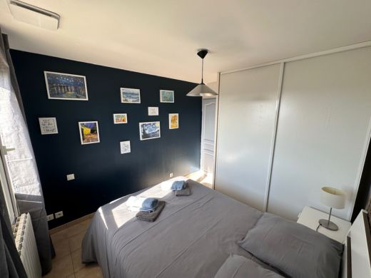 Chambre à l'étage de la villa, équipée d'un lit double de 140 cm et d'une armoire intégrée, offrant un espace cosy et fonctionnel.