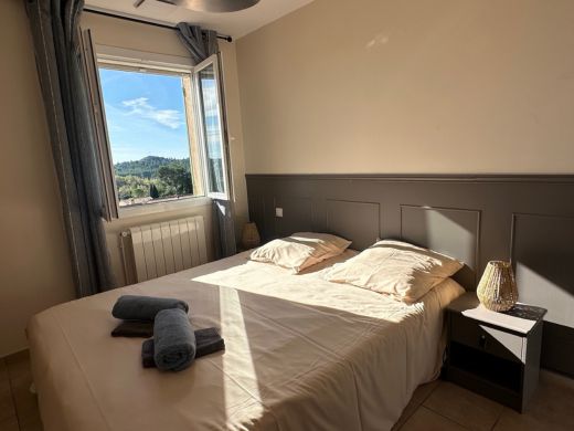 Troisième chambre à l'étage de la villa, équipée d'un lit double de 160 cm, d'une armoire intégrée et d'une commode, offrant un espace de rangement fonctionnel et confortable.