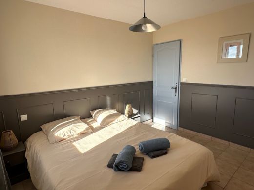 Troisième chambre à l'étage de la villa, équipée d'un lit double de 160 cm, d'une armoire intégrée et d'une commode, offrant un espace de rangement fonctionnel et confortable.