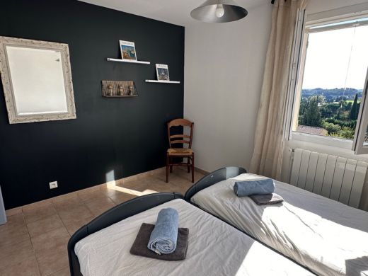 Chambre à l'étage de la villa, équipée d'un lit double de 140 cm et d'une armoire intégrée, offrant un espace cosy et fonctionnel.