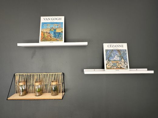 Chambre à l'étage de la villa, équipée de deux lits simples de 90 cm et d'une armoire intégrée, offrant un espace lumineux et fonctionnel.