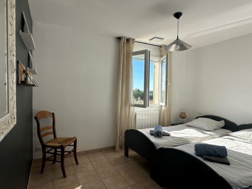 Chambre à l'étage de la villa, équipée de deux lits simples de 90 cm et d'une armoire intégrée, offrant un espace lumineux et fonctionnel.