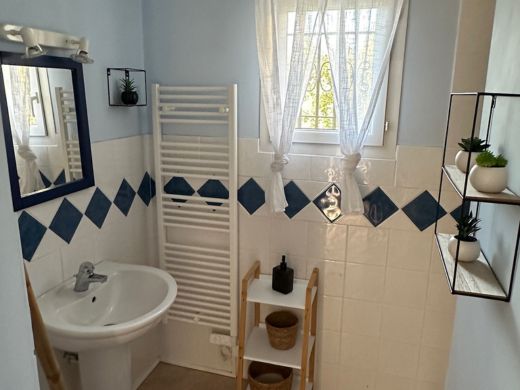 Salle de douche à l'italienne située à l'étage de la villa en Provence, équipée d'une douche spacieuse, de carrelage moderne et d'un meuble vasque.