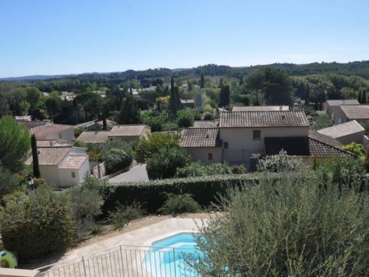 Extérieurs de la maison avec un havre de paix, offrant une vue panoramique sur les tours de Castillon et les paysages des Alpilles en Provence.