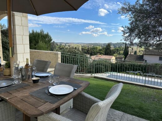 Terrasse extérieure de la villa La Garrigue des Alpilles au Paradou