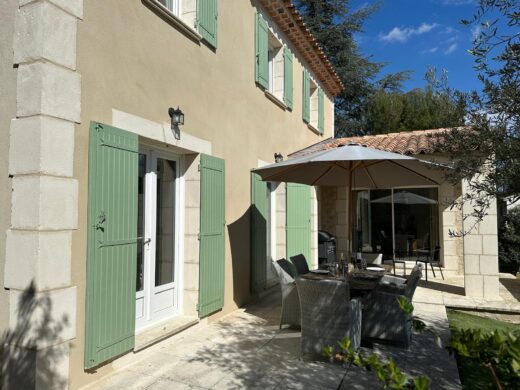 Terrasse extérieure de la villa La Garrigue des Alpilles au Paradou