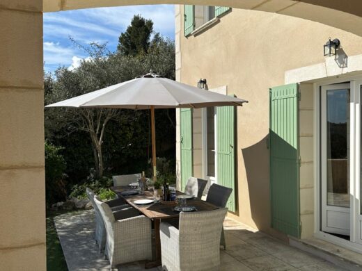 Terrasse extérieure de la villa La Garrigue des Alpilles au Paradou