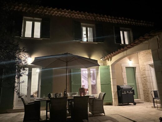 repas sur la terrasse villa La Garrigue des Alpilles au Paradou